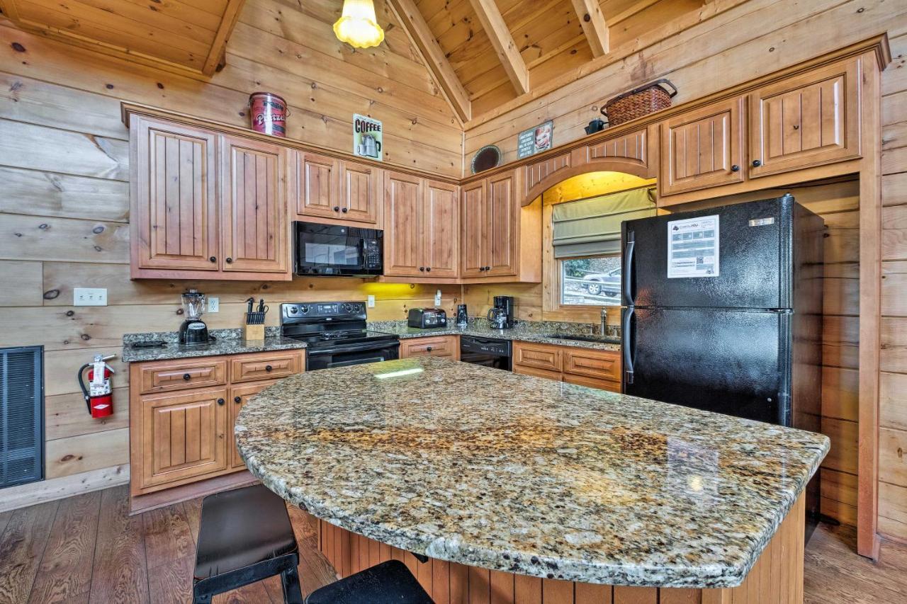 Pigeon Forge Cabin With Brand New Hot Tub And Views! Villa Sevierville Exterior photo